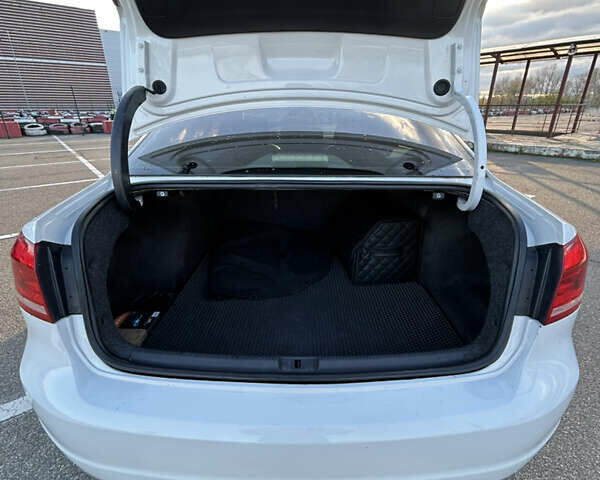 Білий Фольксваген Пассат, об'ємом двигуна 2.5 л та пробігом 240 тис. км за 8500 $, фото 12 на Automoto.ua