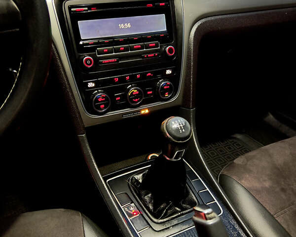 Белый Фольксваген Пассат, объемом двигателя 2.5 л и пробегом 295 тыс. км за 7999 $, фото 30 на Automoto.ua