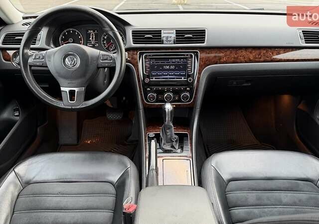 Белый Фольксваген Пассат, объемом двигателя 3.6 л и пробегом 218 тыс. км за 8800 $, фото 18 на Automoto.ua