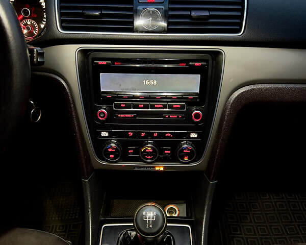 Белый Фольксваген Пассат, объемом двигателя 2.5 л и пробегом 295 тыс. км за 7999 $, фото 36 на Automoto.ua