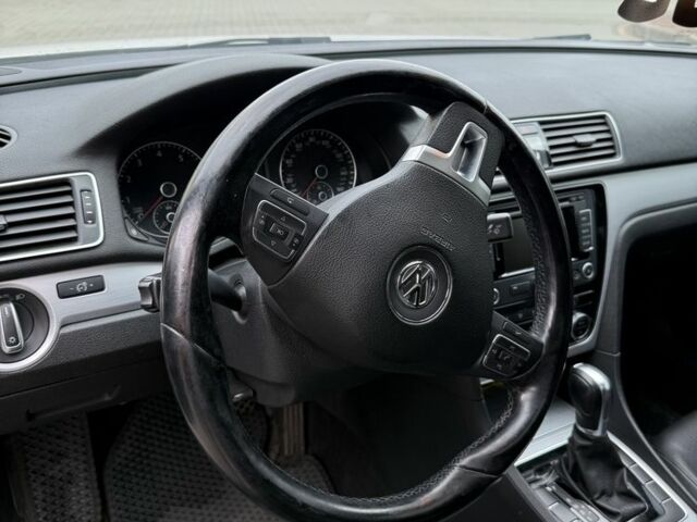 Белый Фольксваген Пассат, объемом двигателя 2.5 л и пробегом 221 тыс. км за 9500 $, фото 4 на Automoto.ua