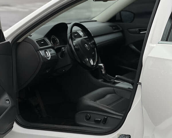 Белый Фольксваген Пассат, объемом двигателя 2.5 л и пробегом 241 тыс. км за 8700 $, фото 12 на Automoto.ua