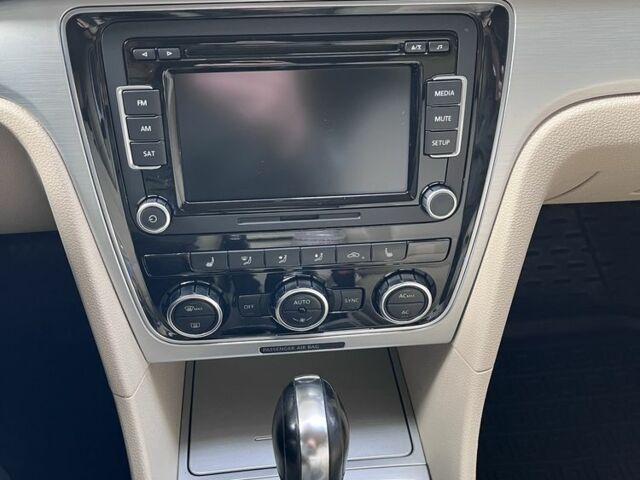 Белый Фольксваген Пассат, объемом двигателя 2 л и пробегом 190 тыс. км за 12000 $, фото 11 на Automoto.ua