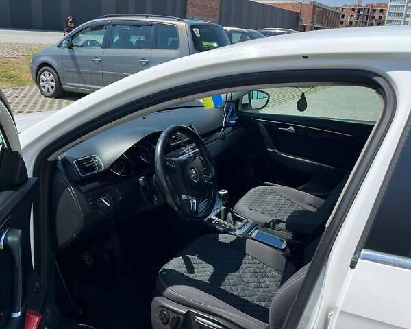 Белый Фольксваген Пассат, объемом двигателя 1.97 л и пробегом 260 тыс. км за 10000 $, фото 4 на Automoto.ua