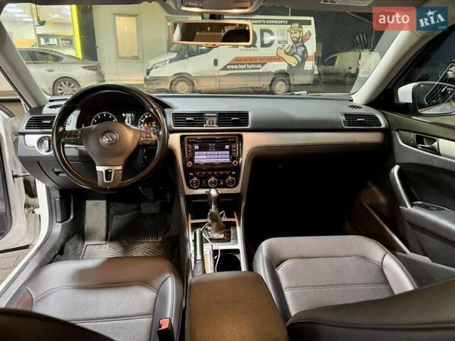 Білий Фольксваген Пассат, об'ємом двигуна 2.5 л та пробігом 285 тис. км за 9300 $, фото 14 на Automoto.ua