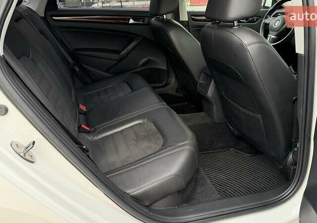 Белый Фольксваген Пассат, объемом двигателя 3.6 л и пробегом 218 тыс. км за 8800 $, фото 7 на Automoto.ua