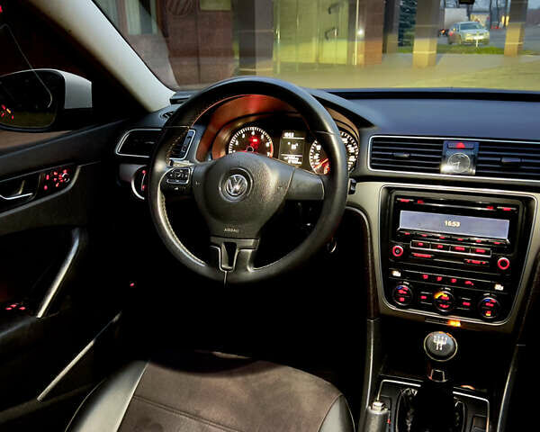 Белый Фольксваген Пассат, объемом двигателя 2.5 л и пробегом 295 тыс. км за 7999 $, фото 33 на Automoto.ua