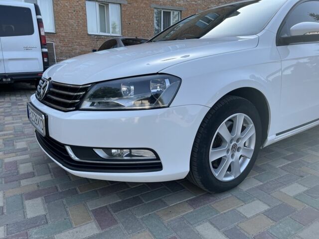 Белый Фольксваген Пассат, объемом двигателя 1.6 л и пробегом 280 тыс. км за 9999 $, фото 1 на Automoto.ua