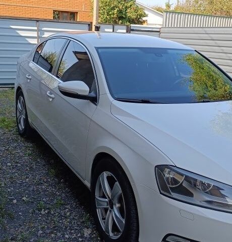 Белый Фольксваген Пассат, объемом двигателя 2 л и пробегом 272 тыс. км за 10800 $, фото 1 на Automoto.ua