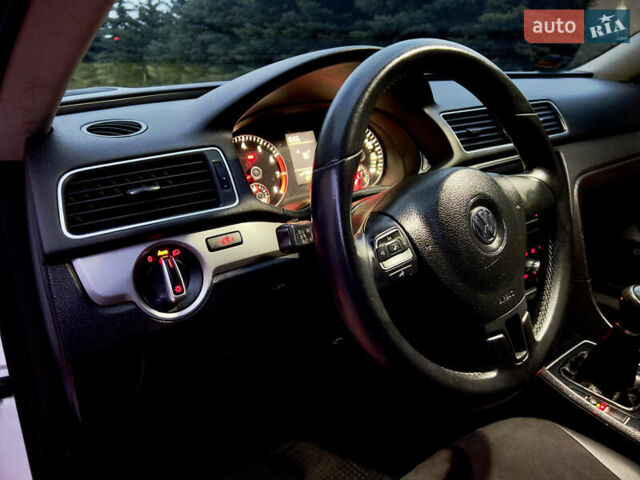 Белый Фольксваген Пассат, объемом двигателя 2.5 л и пробегом 295 тыс. км за 7999 $, фото 29 на Automoto.ua