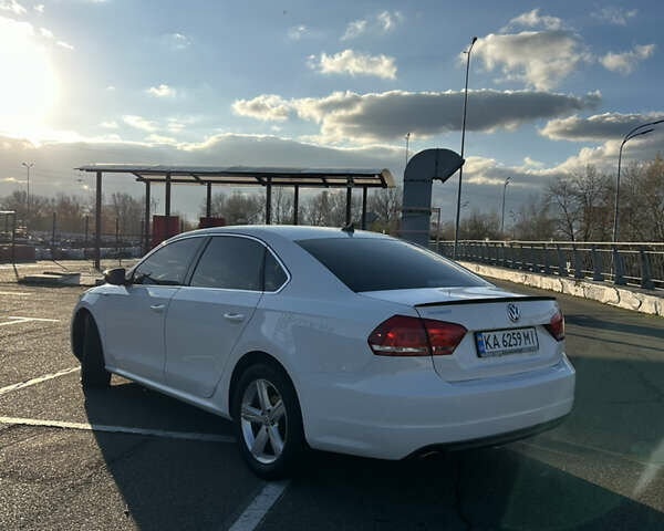 Білий Фольксваген Пассат, об'ємом двигуна 2.5 л та пробігом 240 тис. км за 8500 $, фото 2 на Automoto.ua