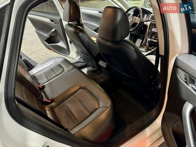 Білий Фольксваген Пассат, об'ємом двигуна 2.5 л та пробігом 285 тис. км за 9300 $, фото 13 на Automoto.ua