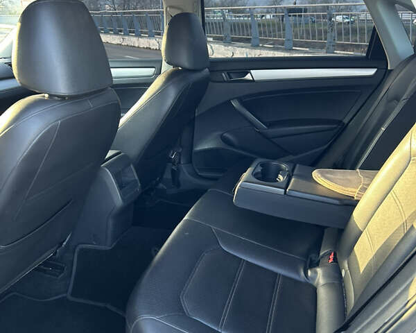 Білий Фольксваген Пассат, об'ємом двигуна 2.5 л та пробігом 240 тис. км за 8500 $, фото 9 на Automoto.ua