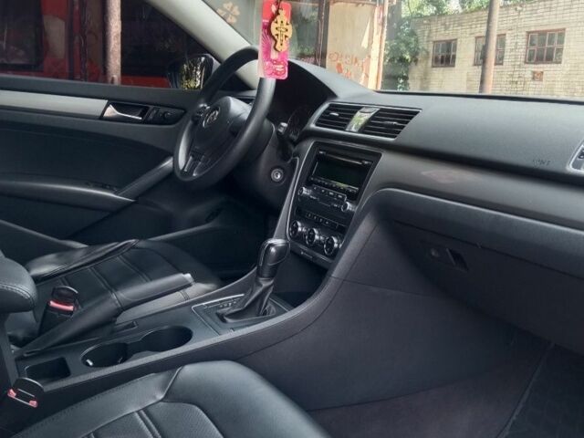 Белый Фольксваген Пассат, объемом двигателя 2.5 л и пробегом 300 тыс. км за 9443 $, фото 4 на Automoto.ua