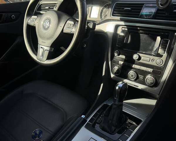 Фольксваген Пассат 2011 в Измаиле на Automoto.ua Белый Фольксваген Пассат, объемом двигателя 2.49 л и пробегом 258 тыс. км за 9000 $, фото 3 на Automoto.ua