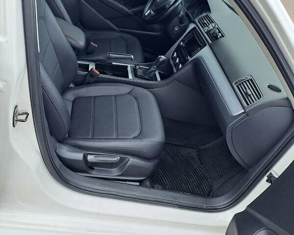 Білий Фольксваген Пассат, об'ємом двигуна 2.48 л та пробігом 285 тис. км за 9000 $, фото 4 на Automoto.ua