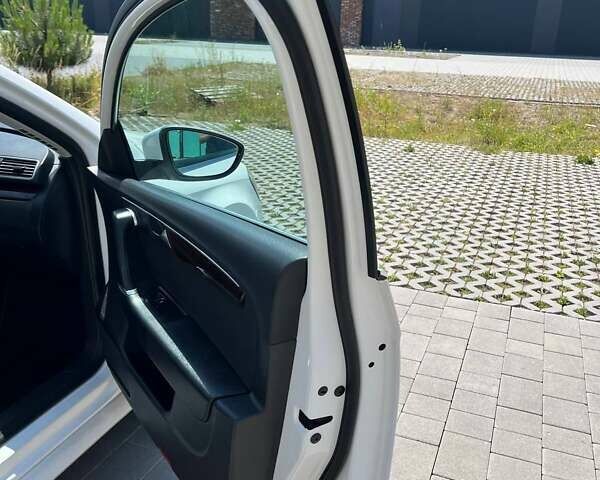 Белый Фольксваген Пассат, объемом двигателя 1.97 л и пробегом 260 тыс. км за 10000 $, фото 10 на Automoto.ua