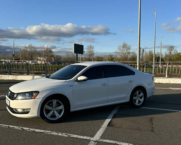 Білий Фольксваген Пассат, об'ємом двигуна 2.5 л та пробігом 240 тис. км за 8500 $, фото 1 на Automoto.ua