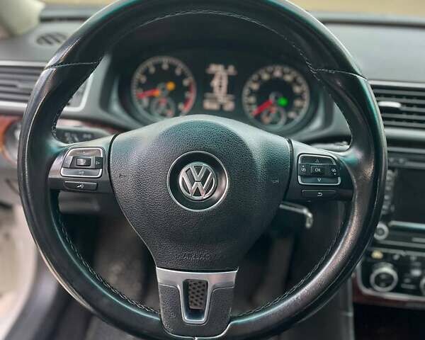 Білий Фольксваген Пассат, об'ємом двигуна 2.48 л та пробігом 300 тис. км за 8599 $, фото 7 на Automoto.ua