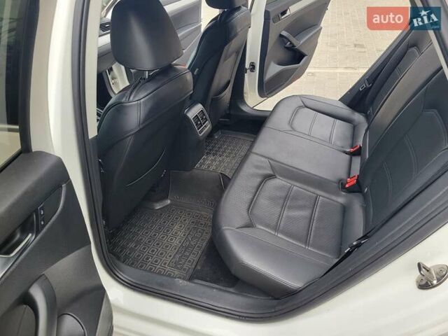 Белый Фольксваген Пассат, объемом двигателя 2.48 л и пробегом 173 тыс. км за 12300 $, фото 3 на Automoto.ua