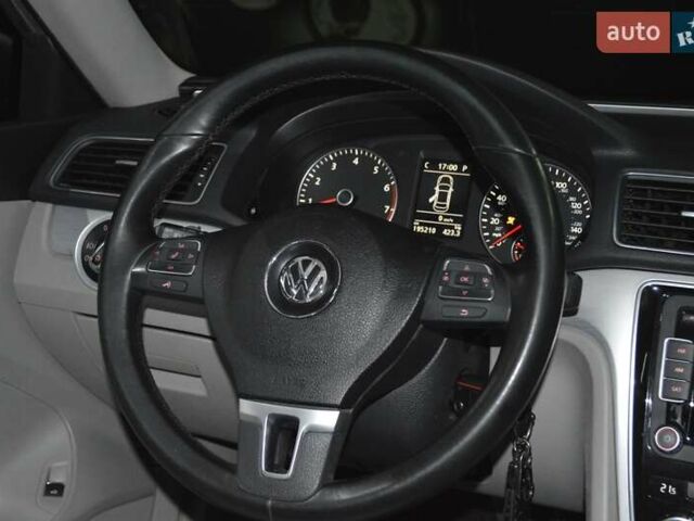 Белый Фольксваген Пассат, объемом двигателя 2.5 л и пробегом 195 тыс. км за 10800 $, фото 12 на Automoto.ua