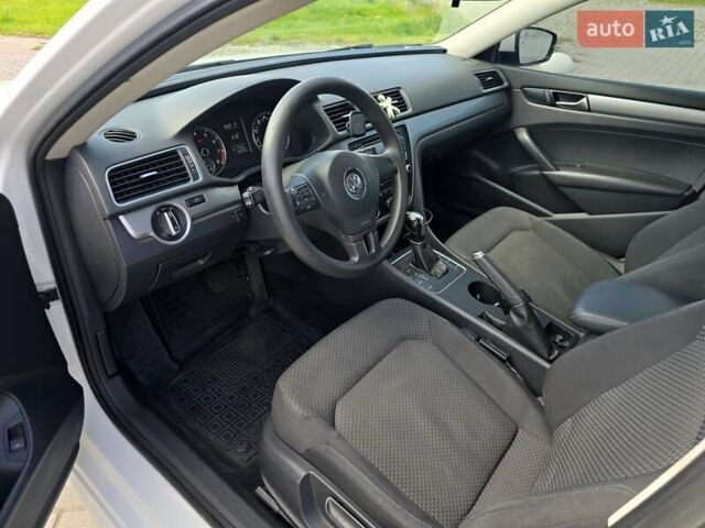 Белый Фольксваген Пассат, объемом двигателя 2.5 л и пробегом 155 тыс. км за 11500 $, фото 16 на Automoto.ua