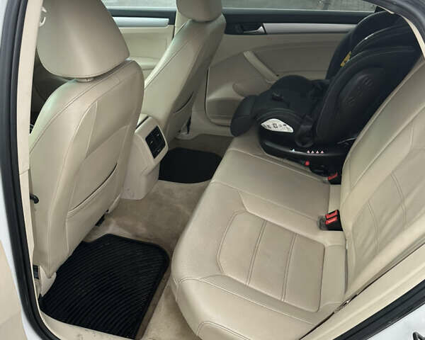 Білий Фольксваген Пассат, об'ємом двигуна 2.48 л та пробігом 157 тис. км за 8900 $, фото 7 на Automoto.ua