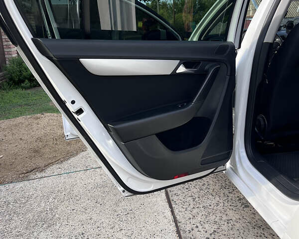 Белый Фольксваген Пассат, объемом двигателя 1.8 л и пробегом 143 тыс. км за 10500 $, фото 15 на Automoto.ua