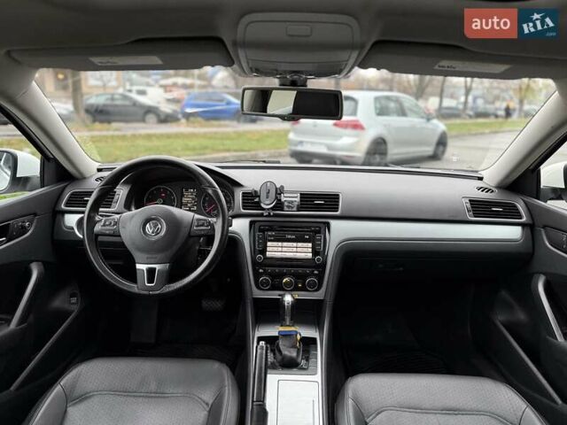 Білий Фольксваген Пассат, об'ємом двигуна 2.5 л та пробігом 239 тис. км за 9300 $, фото 9 на Automoto.ua