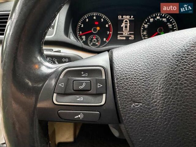 Белый Фольксваген Пассат, объемом двигателя 2.5 л и пробегом 225 тыс. км за 10590 $, фото 13 на Automoto.ua