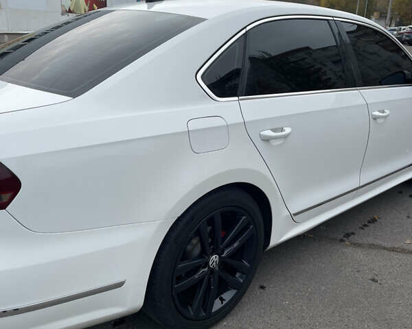 Белый Фольксваген Пассат, объемом двигателя 3.6 л и пробегом 205 тыс. км за 11800 $, фото 4 на Automoto.ua