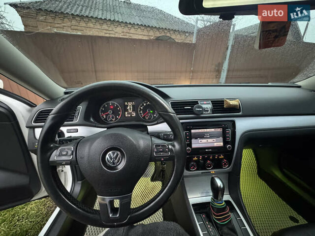 Білий Фольксваген Пассат, об'ємом двигуна 2.5 л та пробігом 201 тис. км за 10400 $, фото 16 на Automoto.ua