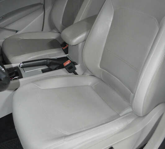 Белый Фольксваген Пассат, объемом двигателя 2.5 л и пробегом 195 тыс. км за 10800 $, фото 19 на Automoto.ua