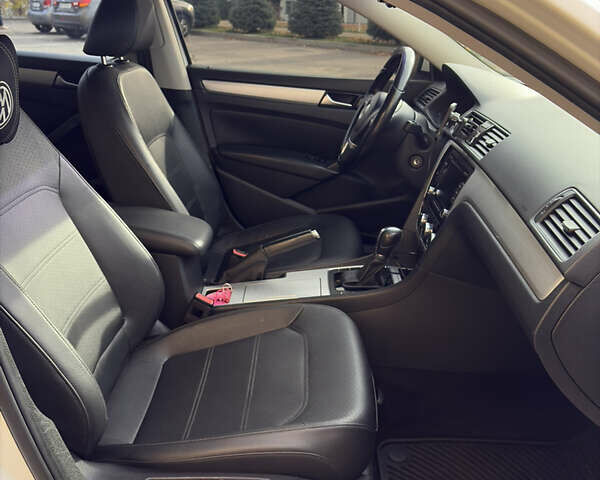 Білий Фольксваген Пассат, об'ємом двигуна 2.48 л та пробігом 237 тис. км за 9500 $, фото 12 на Automoto.ua