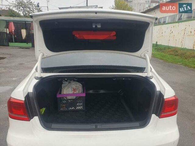 Фольксваген Пассат 2012 в Фастове на Automoto.ua Белый Фольксваген Пассат, объемом двигателя 1.97 л и пробегом 435 тыс. км за 9900 $, фото 7 на Automoto.ua