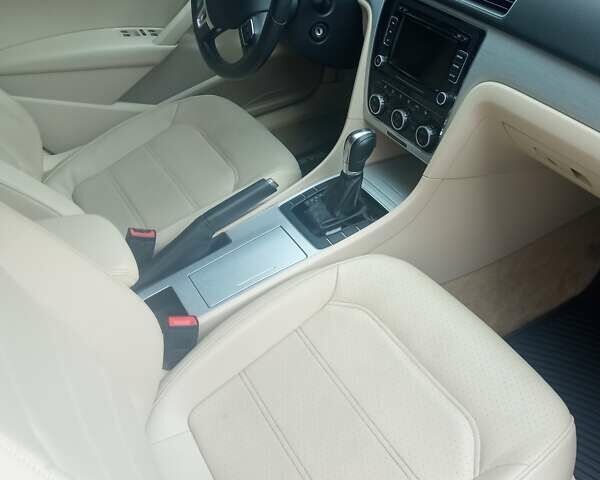 Білий Фольксваген Пассат, об'ємом двигуна 2.5 л та пробігом 172 тис. км за 11900 $, фото 1 на Automoto.ua