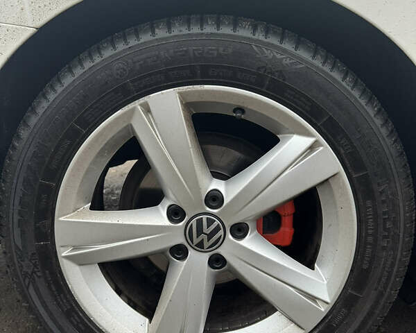 Білий Фольксваген Пассат, об'ємом двигуна 2.5 л та пробігом 201 тис. км за 10400 $, фото 5 на Automoto.ua