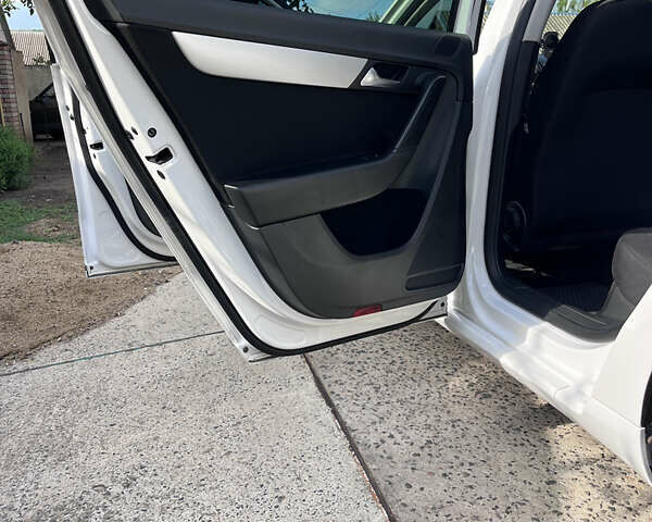 Белый Фольксваген Пассат, объемом двигателя 1.8 л и пробегом 143 тыс. км за 10500 $, фото 2 на Automoto.ua