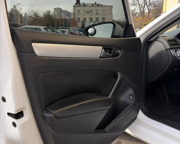 Білий Фольксваген Пассат, об'ємом двигуна 2.48 л та пробігом 237 тис. км за 9500 $, фото 17 на Automoto.ua