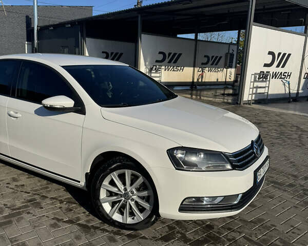 Фольксваген Пассат 2012 в Новоукраинке на Automoto.ua Белый Фольксваген Пассат, объемом двигателя 1.97 л и пробегом 162 тыс. км за 14400 $, фото 6 на Automoto.ua