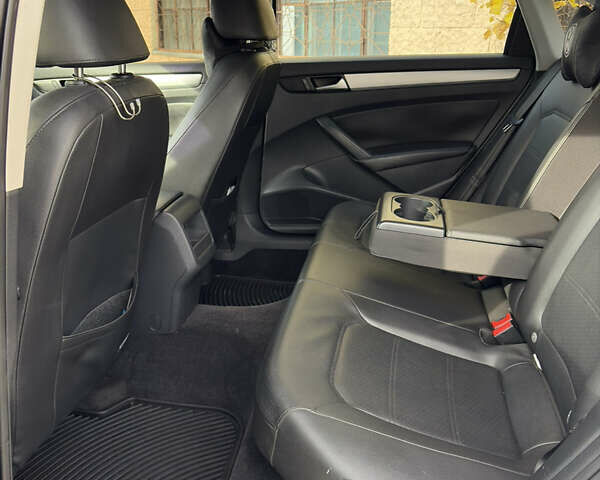 Білий Фольксваген Пассат, об'ємом двигуна 2.48 л та пробігом 237 тис. км за 9500 $, фото 29 на Automoto.ua