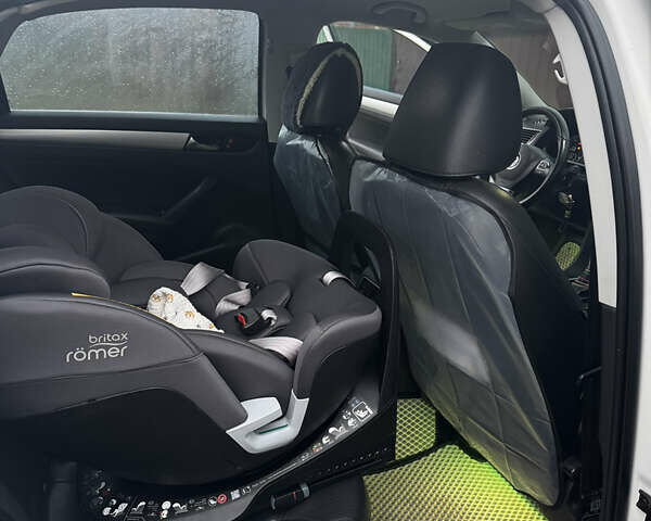 Білий Фольксваген Пассат, об'ємом двигуна 2.5 л та пробігом 201 тис. км за 10400 $, фото 13 на Automoto.ua