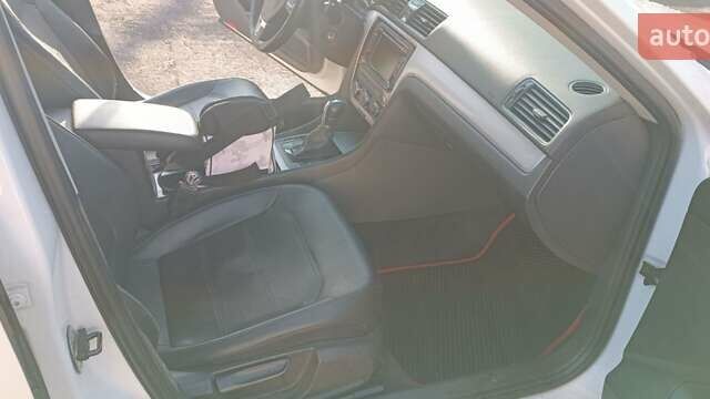 Белый Фольксваген Пассат, объемом двигателя 2.5 л и пробегом 309 тыс. км за 9500 $, фото 5 на Automoto.ua