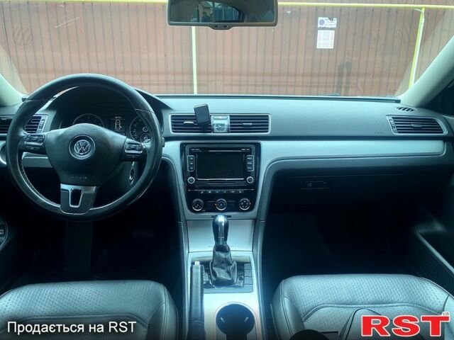 Білий Фольксваген Пассат, об'ємом двигуна 2.5 л та пробігом 250 тис. км за 9500 $, фото 2 на Automoto.ua
