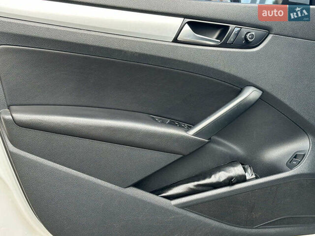 Білий Фольксваген Пассат, об'ємом двигуна 2.5 л та пробігом 277 тис. км за 9440 $, фото 8 на Automoto.ua