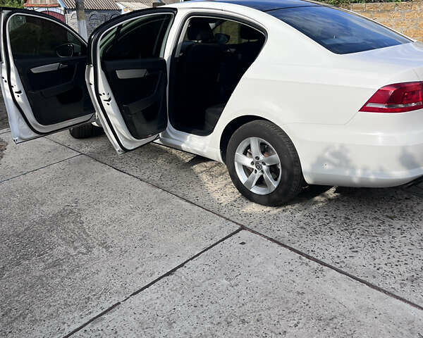 Белый Фольксваген Пассат, объемом двигателя 1.8 л и пробегом 143 тыс. км за 10500 $, фото 1 на Automoto.ua