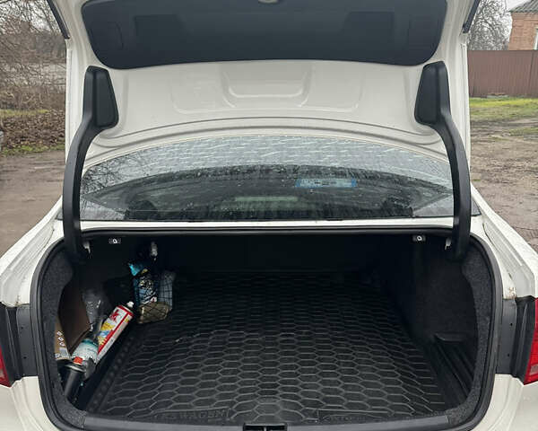 Білий Фольксваген Пассат, об'ємом двигуна 2.5 л та пробігом 201 тис. км за 10400 $, фото 8 на Automoto.ua