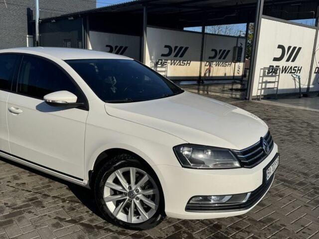 Фольксваген Пассат 2012 в Александрие на Automoto.ua Белый Фольксваген Пассат, объемом двигателя 2 л и пробегом 162 тыс. км за 14400 $, фото 1 на Automoto.ua