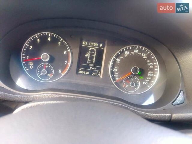 Фольксваген Пассат 2012 в Киеве на Automoto.ua Белый Фольксваген Пассат, объемом двигателя 2.48 л и пробегом 300 тыс. км за 8900 $, фото 11 на Automoto.ua