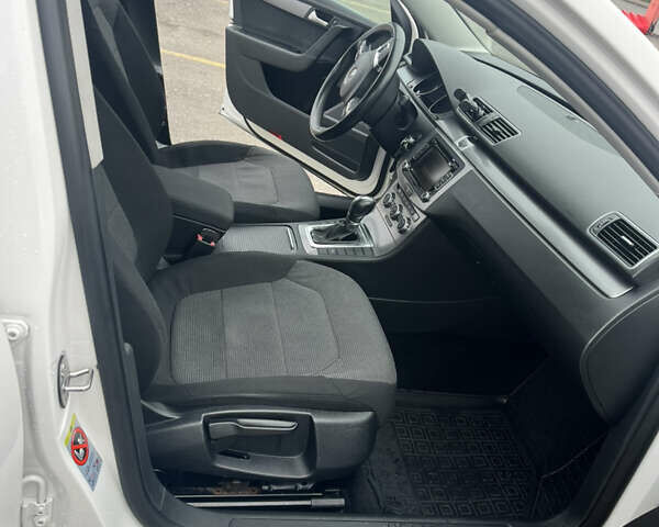 Білий Фольксваген Пассат, об'ємом двигуна 1.8 л та пробігом 146 тис. км за 11400 $, фото 7 на Automoto.ua